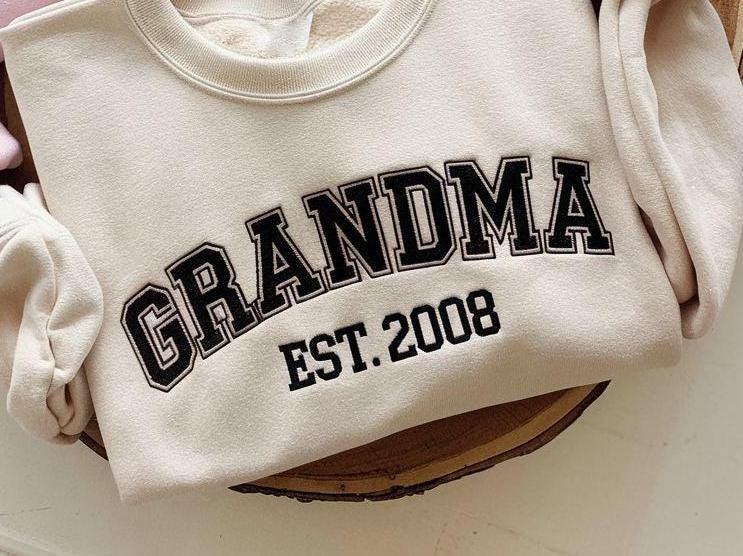 Personalised Grandma Sweatshirt, Custom Grandma Embroidery Sweatshirt, Mother's Day sweatshirt, Gift for New Grandma, Gift for Mama
