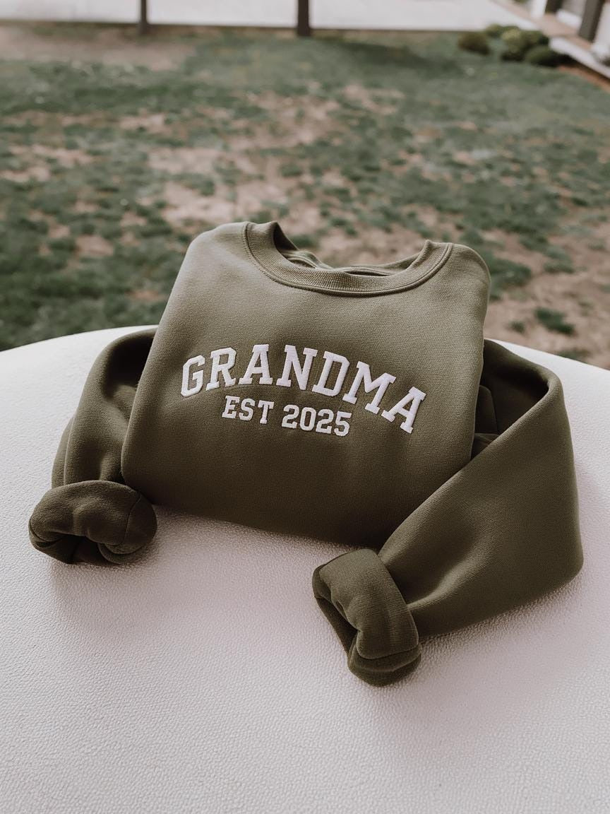 Personalised Grandma Sweatshirt, Custom Grandma Embroidery Sweatshirt, Mother's Day sweatshirt, Gift for New Grandma, Gift for Mama