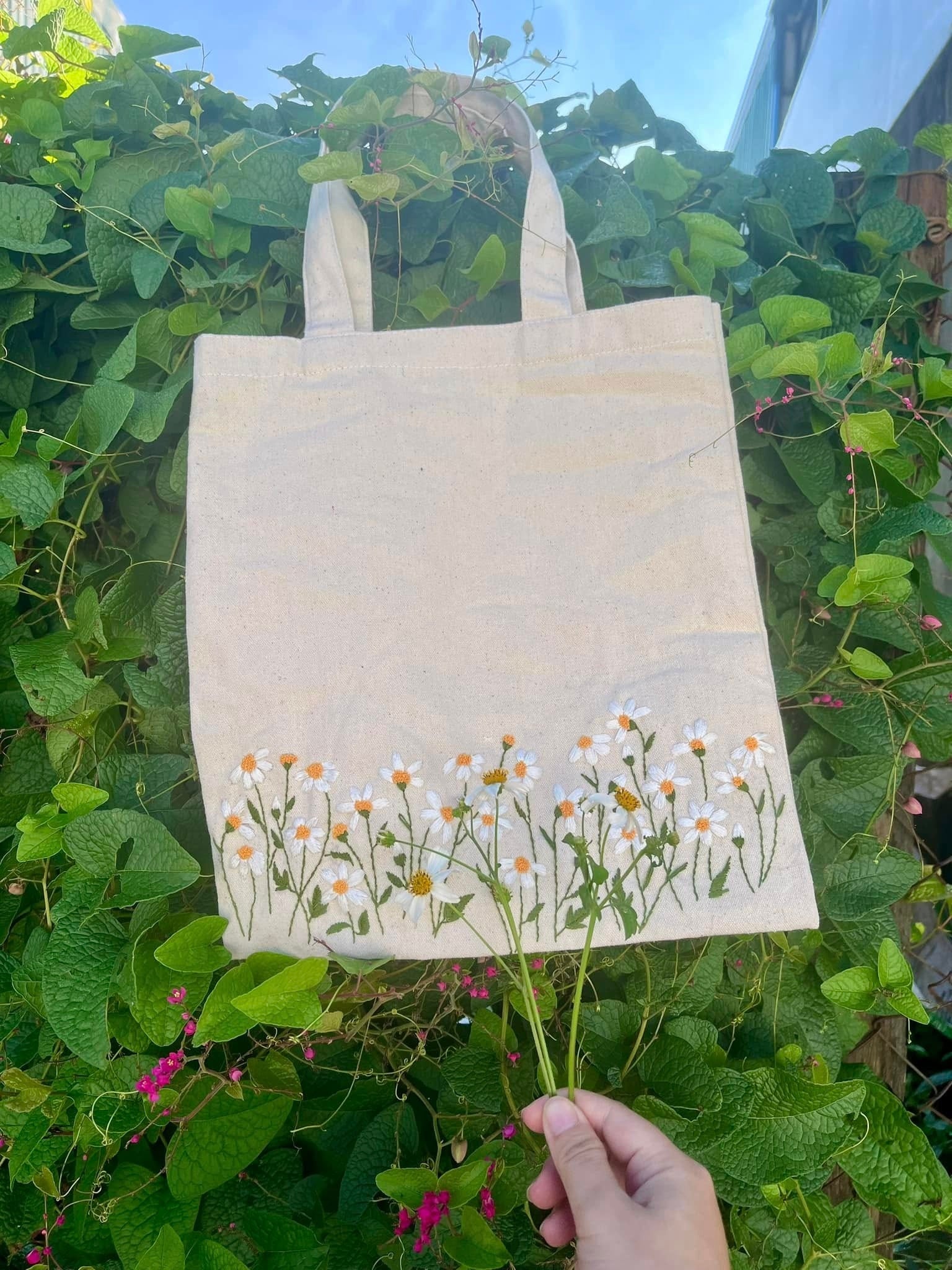 Personalized Hand Embroidered Daisy Canvas Tote Bag, Embroidery Flower Tote Bag, Custom Bag, Aesthetic Bag, Handmade Tote Bag EMT13
