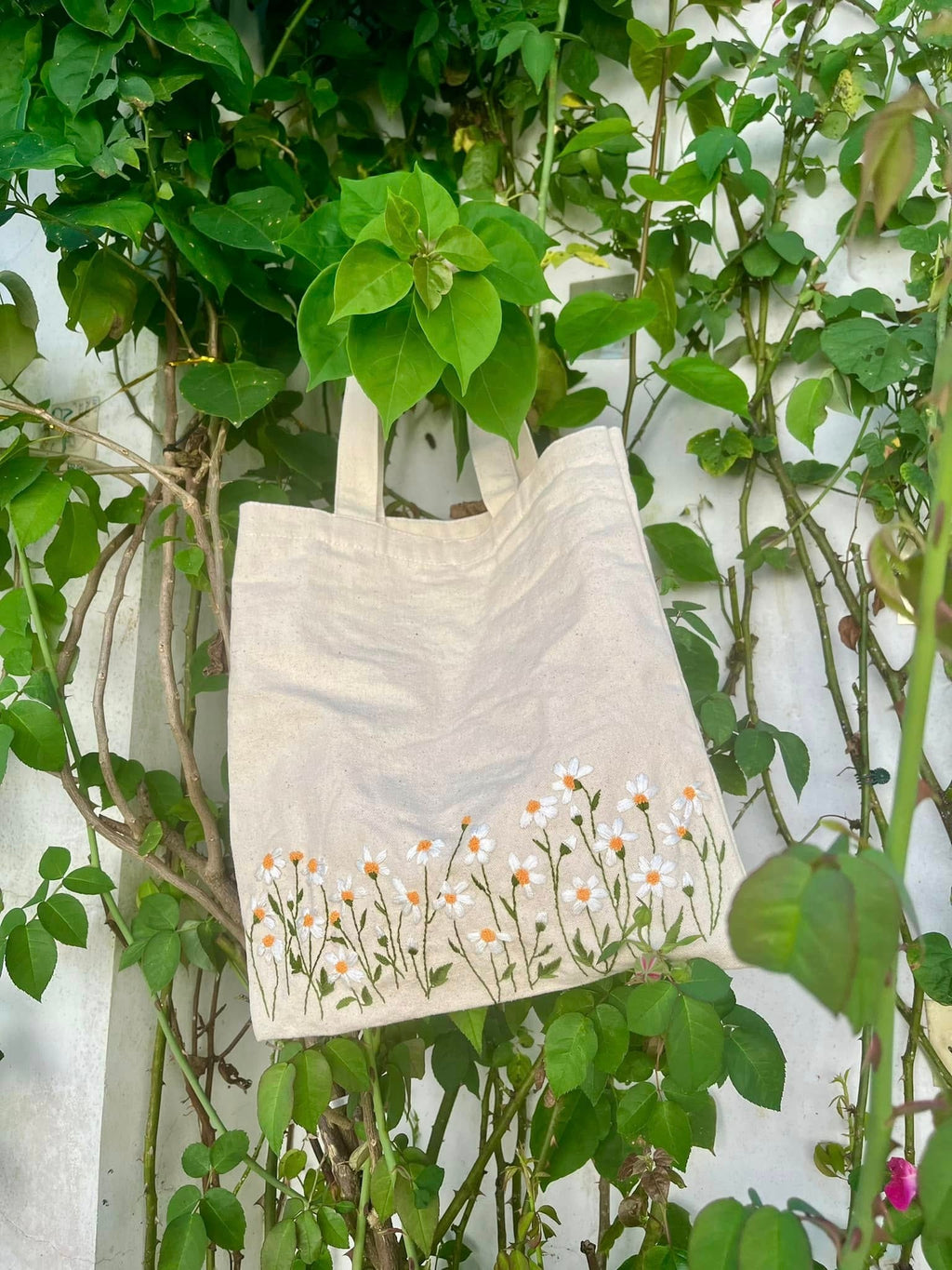Personalized Hand Embroidered Daisy Canvas Tote Bag, Embroidery Flower Tote Bag, Custom Bag, Aesthetic Bag, Handmade Tote Bag EMT13