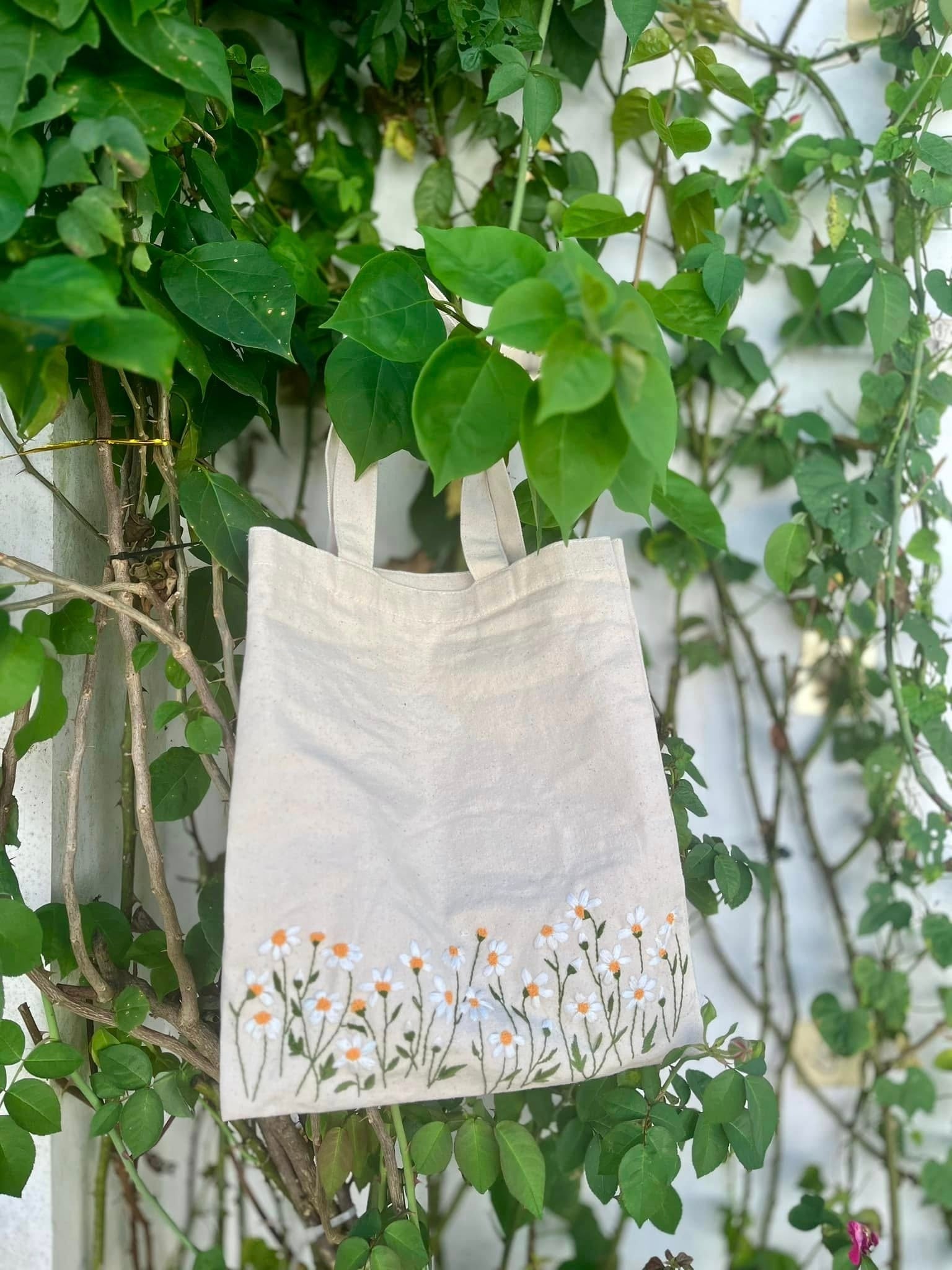 Personalized Hand Embroidered Daisy Canvas Tote Bag, Embroidery Flower Tote Bag, Custom Bag, Aesthetic Bag, Handmade Tote Bag EMT13