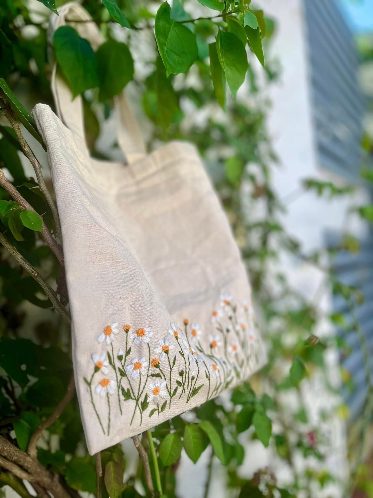 Personalized Hand Embroidered Daisy Canvas Tote Bag, Embroidery Flower Tote Bag, Custom Bag, Aesthetic Bag, Handmade Tote Bag EMT13