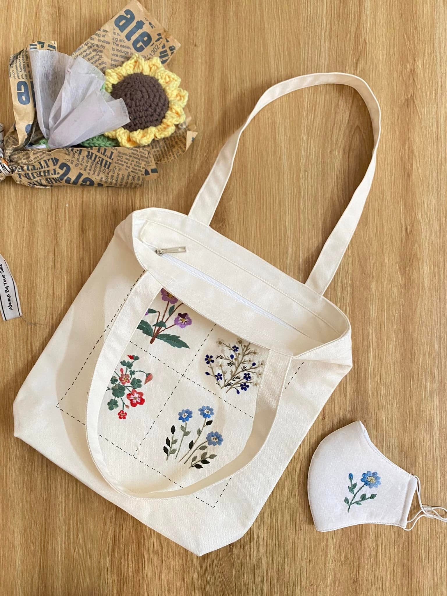 Personalized Hand Embroidered Floral Canvas Tote Bag, Embroidery Flower Tote Bag, Custom Bag, Aesthetic Bag, Handmade Tote Bag EMT11