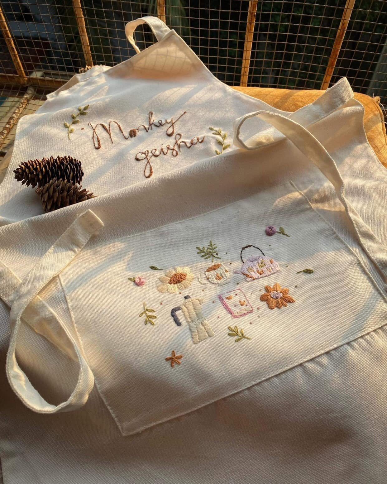 Personalized Hand-Embroidered Linen Apron, Custom Name Handmade Apron, Minimalist Pattern Kitchen Apron Gift for Mom, Grandma, Baker EMAP02