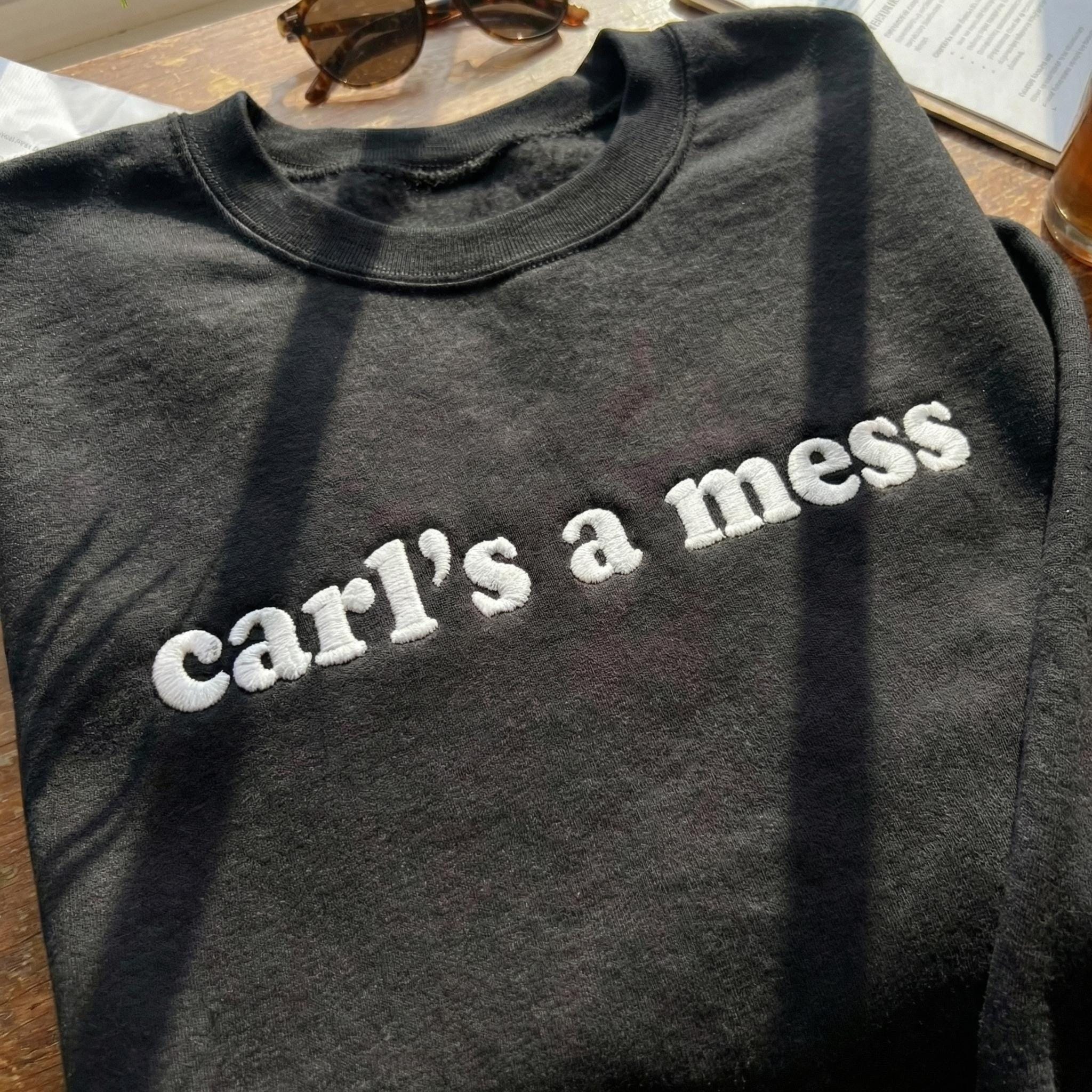 Embroidered Carls A Mess Sweatshirt – Funny Scribble Font Crewneck, Reality TV Pop Culture Gift, Sarcastic Abstract Sweater, Trendy Unisex Apparel