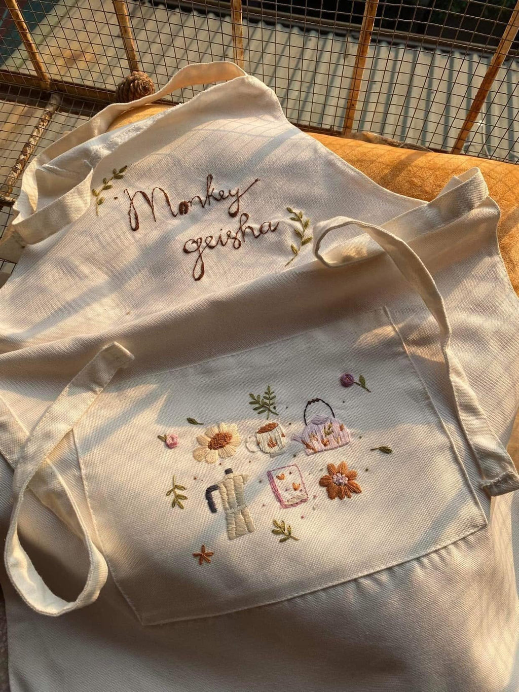 Personalized Hand-Embroidered Linen Apron, Custom Name Handmade Apron, Minimalist Pattern Kitchen Apron Gift for Mom, Grandma, Baker EMAP02