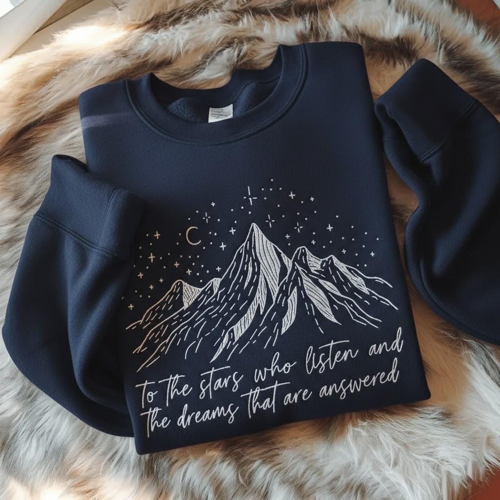 Embroidered To the Stars Who Listen Sweatshirt, ACOTAR Mountain Embroidery Sweater, Bookish Fantasy Pullover, Sarah J Maas Fan Gift