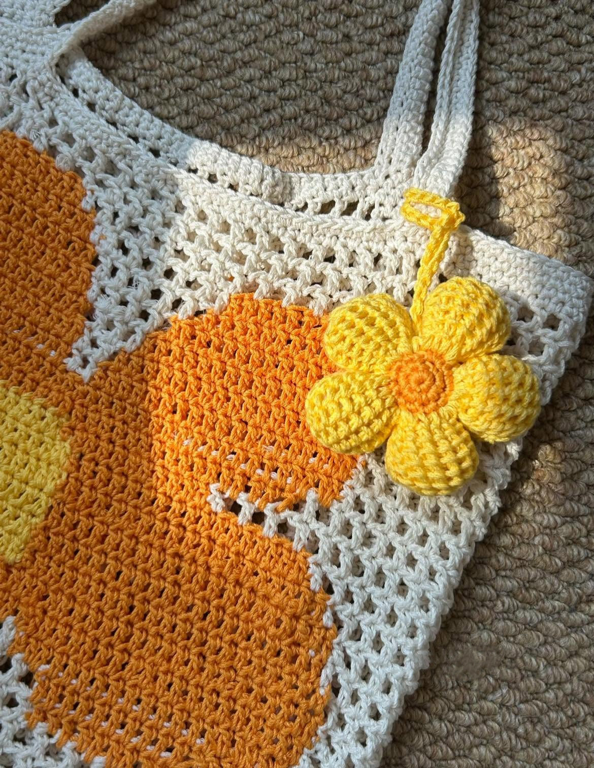 Crochet Flower Tote Bag, Handmade Daisy Mesh Shoulder Bag, Retro Floral Crochet Beach Bag, Boho Summer Market Bag for Women Crochet03